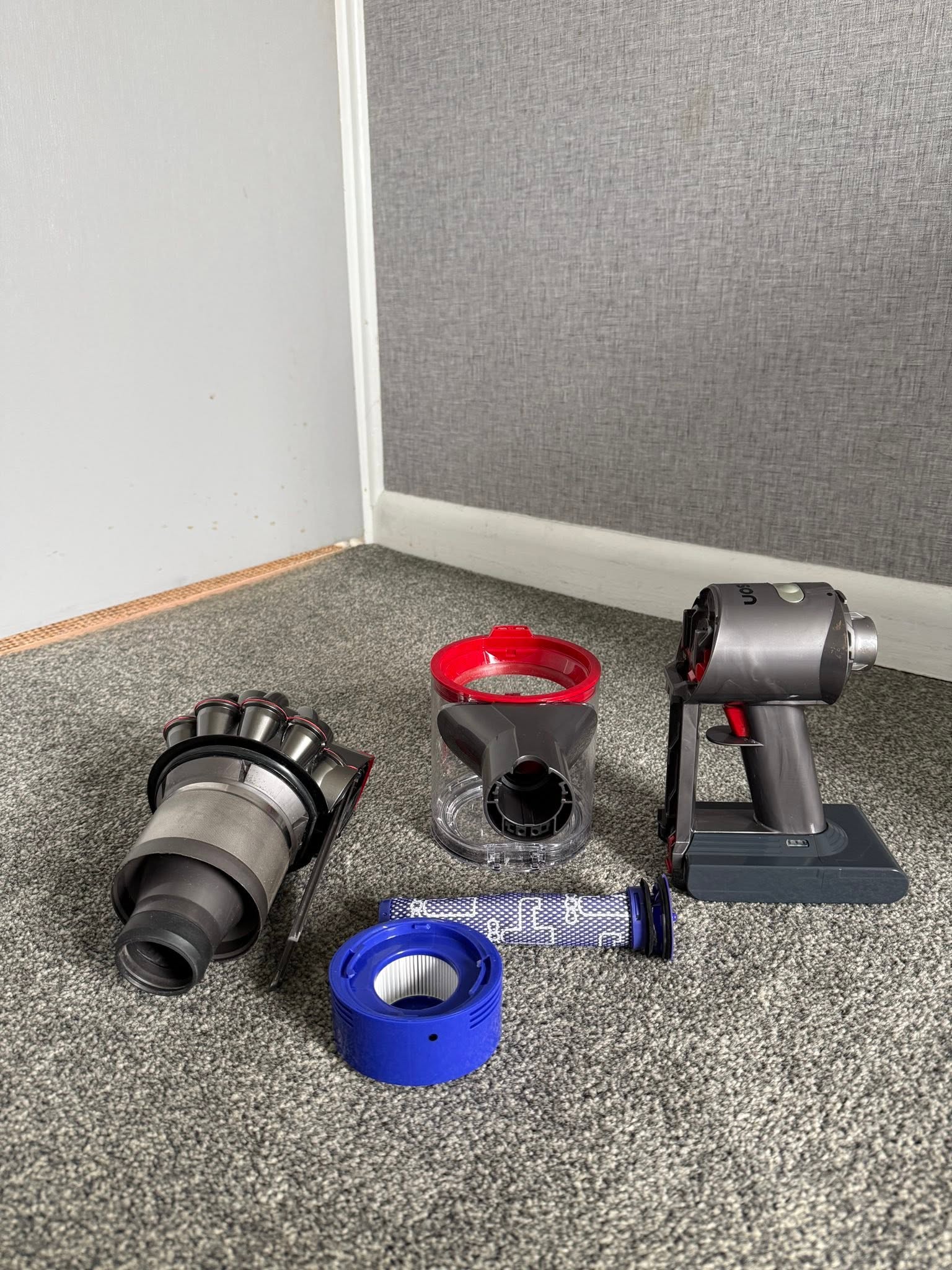 Dyson V8 Total Clean - Nickel & Black + Extra Tools thumbnail 7