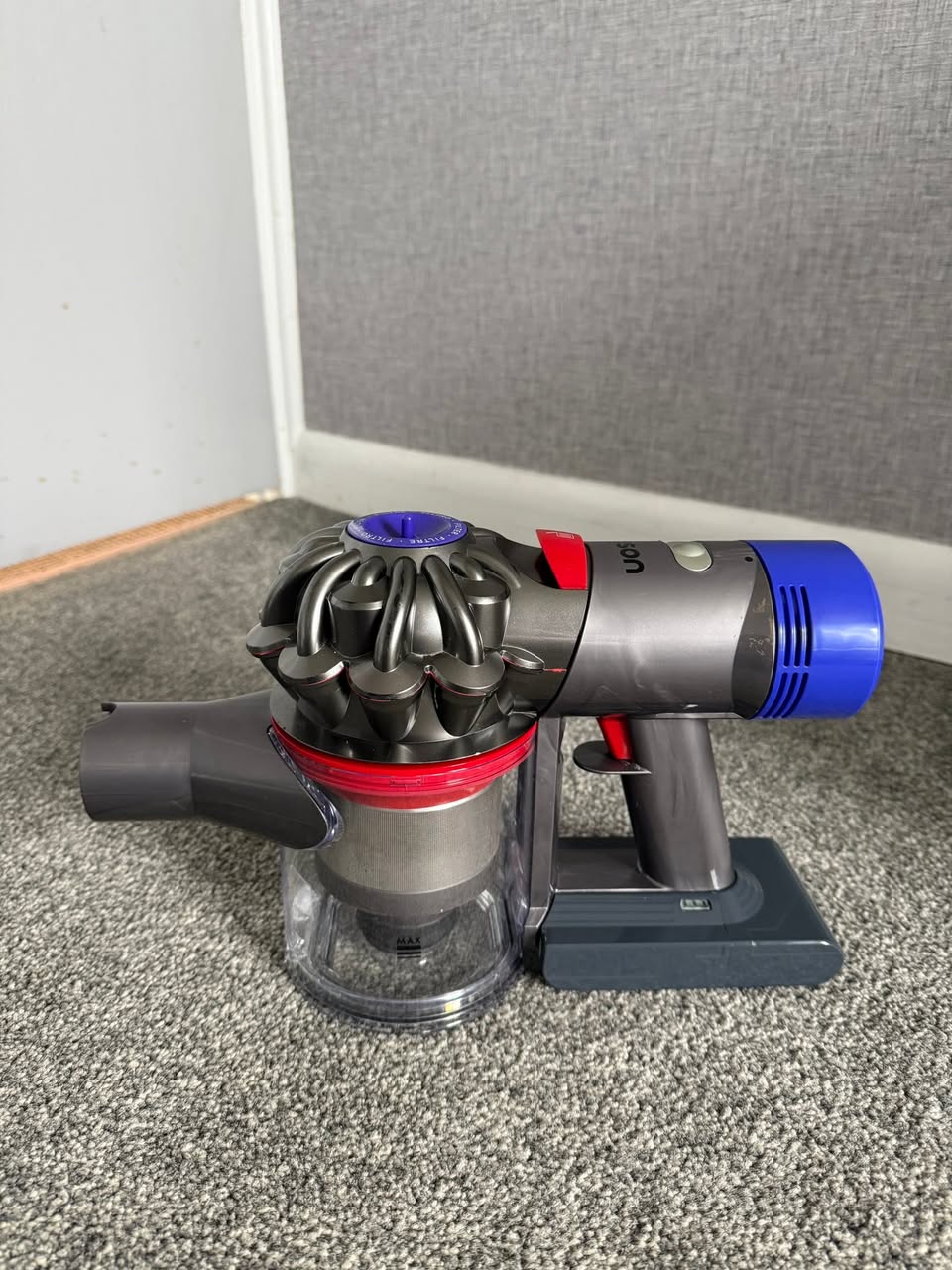 Dyson V8 Total Clean - Nickel & Black + Extra Tools thumbnail 2
