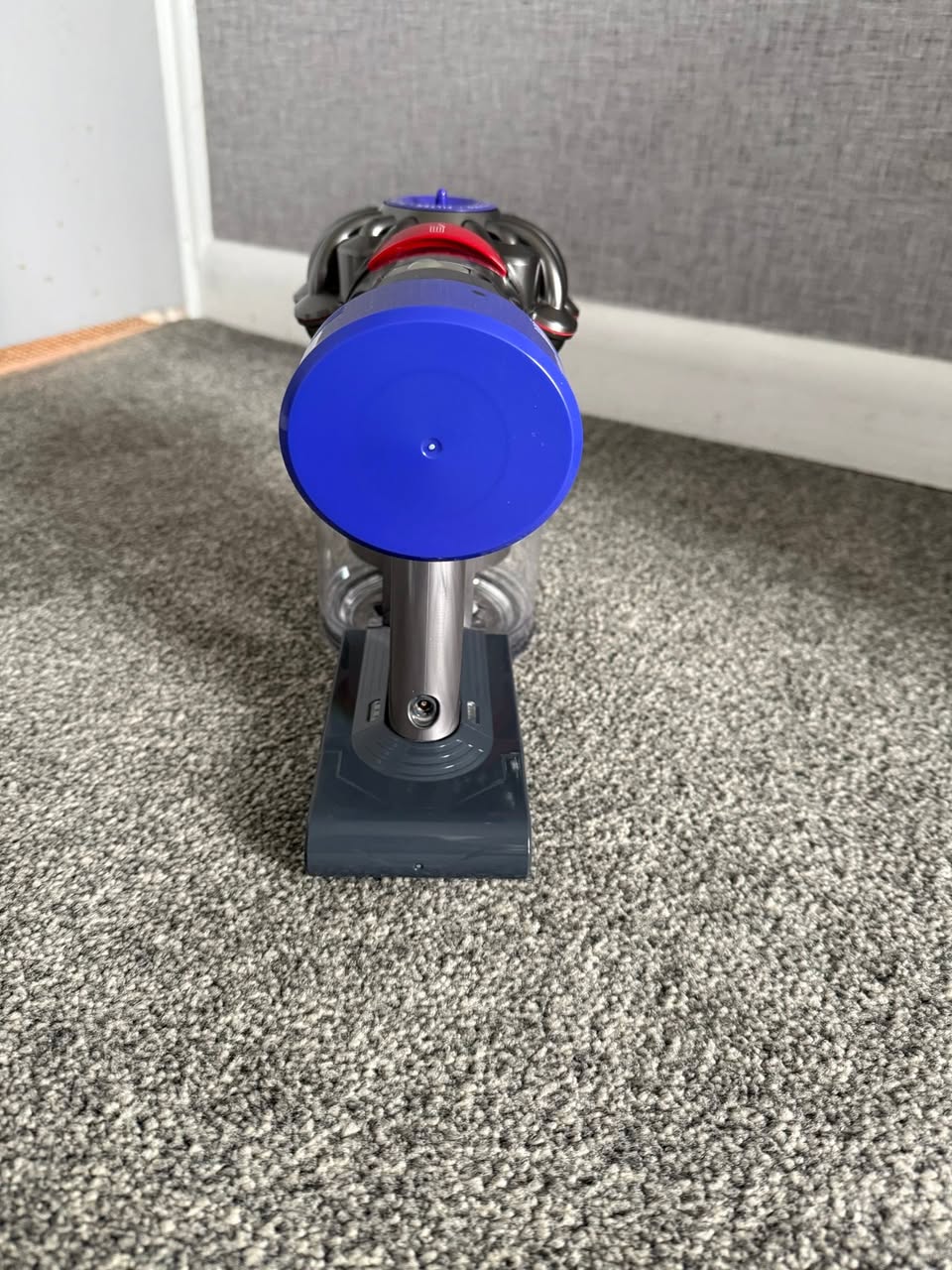 Dyson V8 Total Clean - Nickel & Black + Extra Tools thumbnail 3