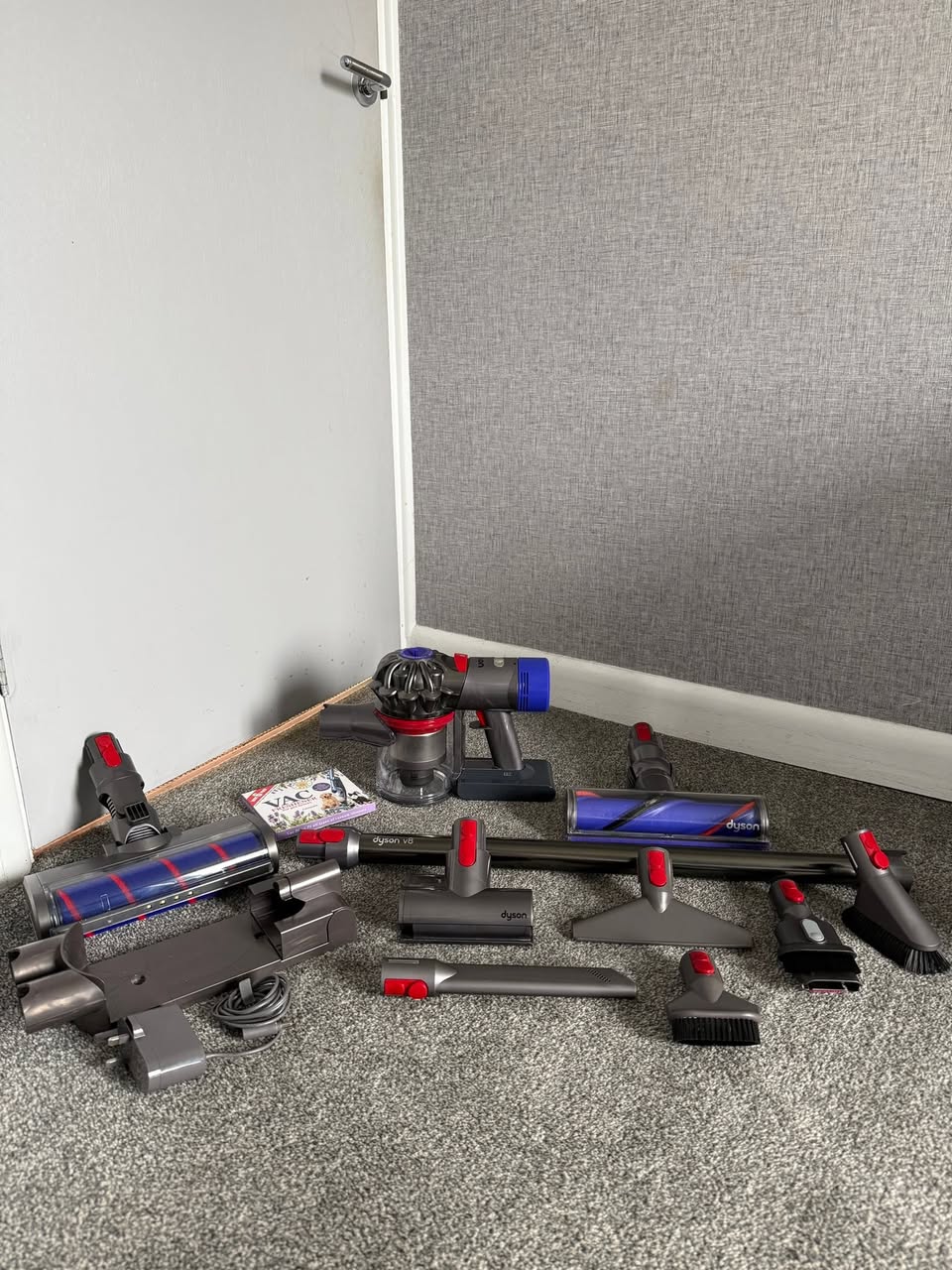 Dyson V8 Total Clean - Nickel & Black + Extra Tools