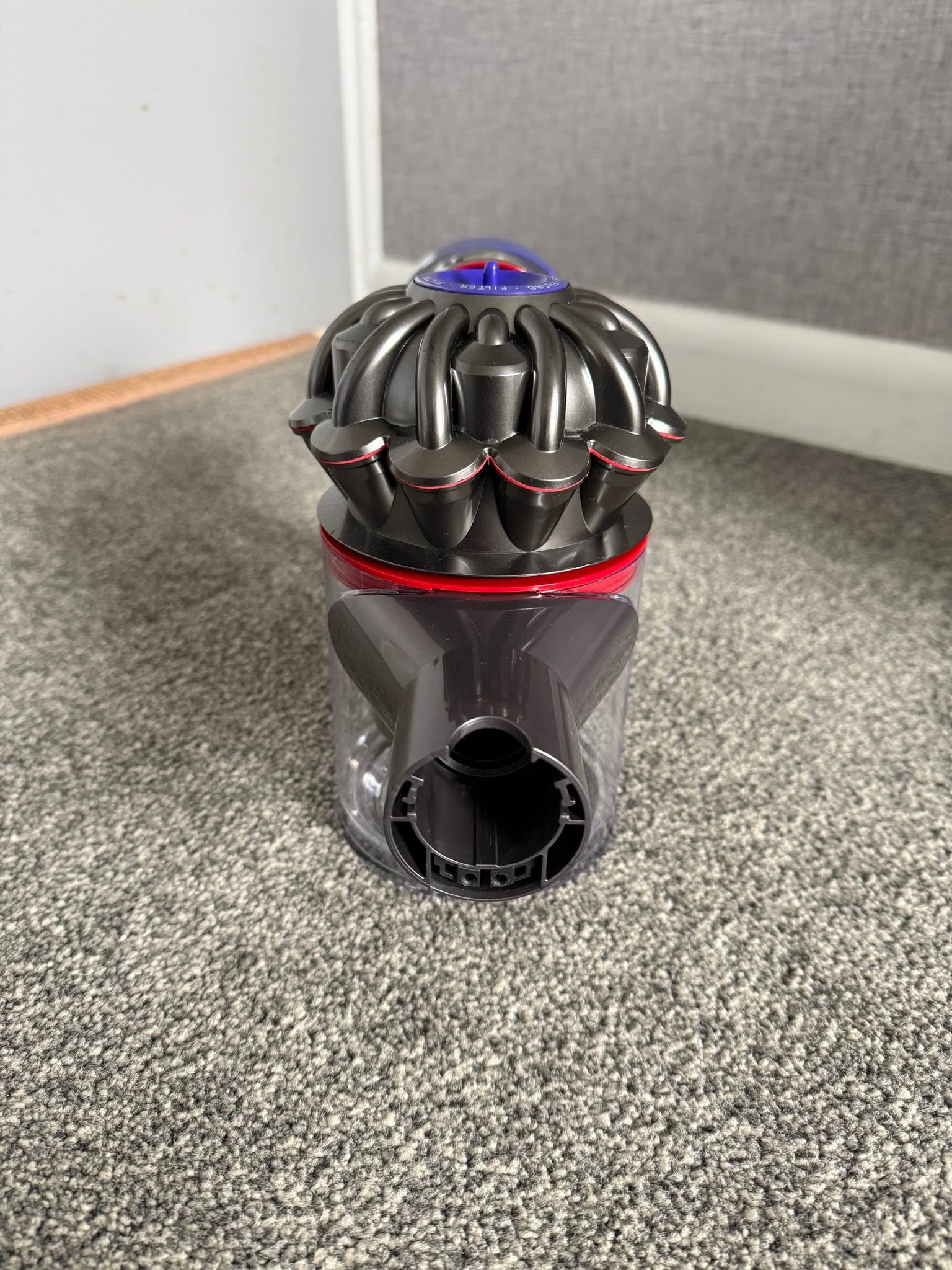 Dyson V8 Total Clean - Nickel & Black + Extra Tools thumbnail 5
