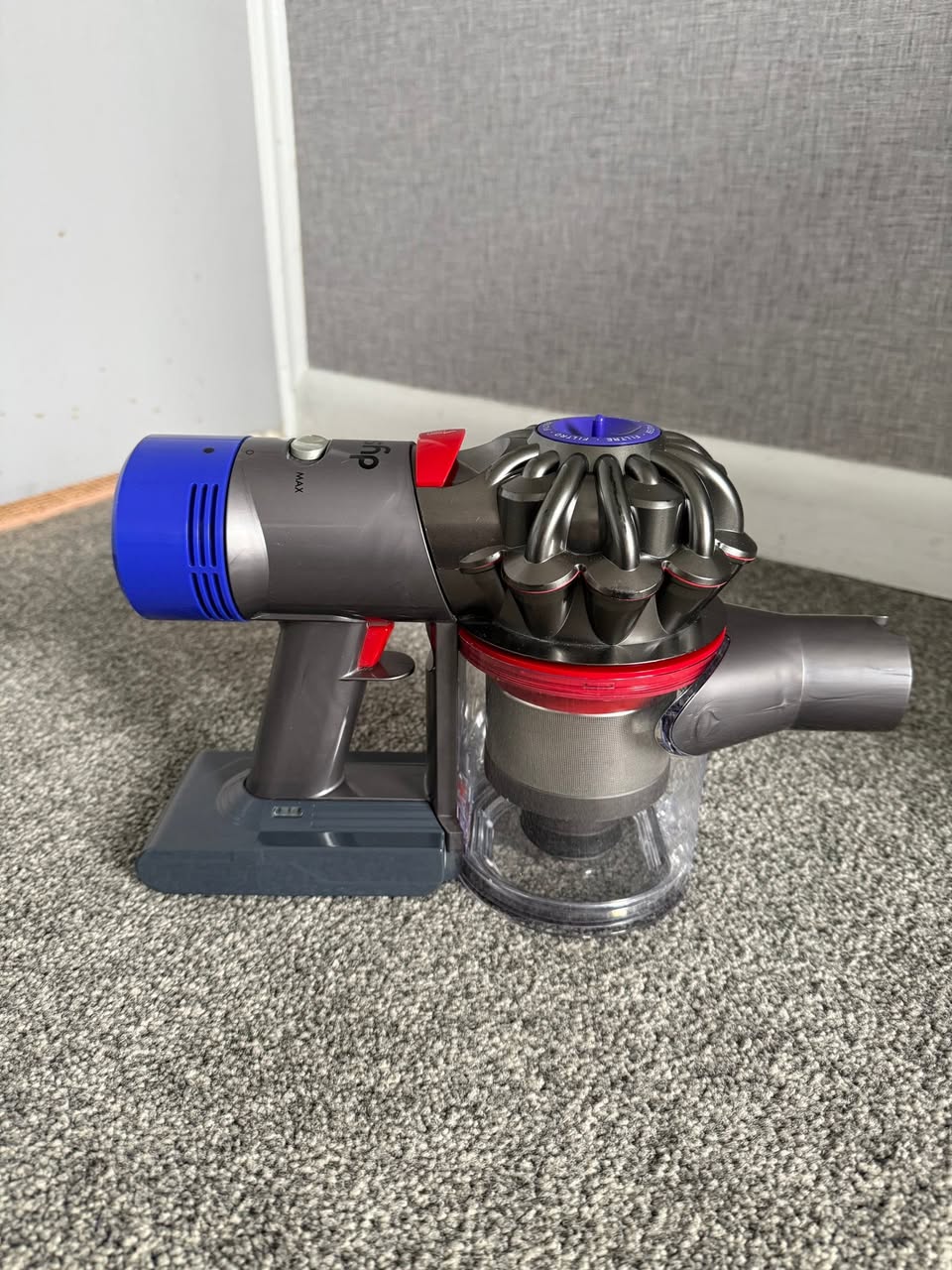 Dyson V8 Total Clean - Nickel & Black + Extra Tools thumbnail 4