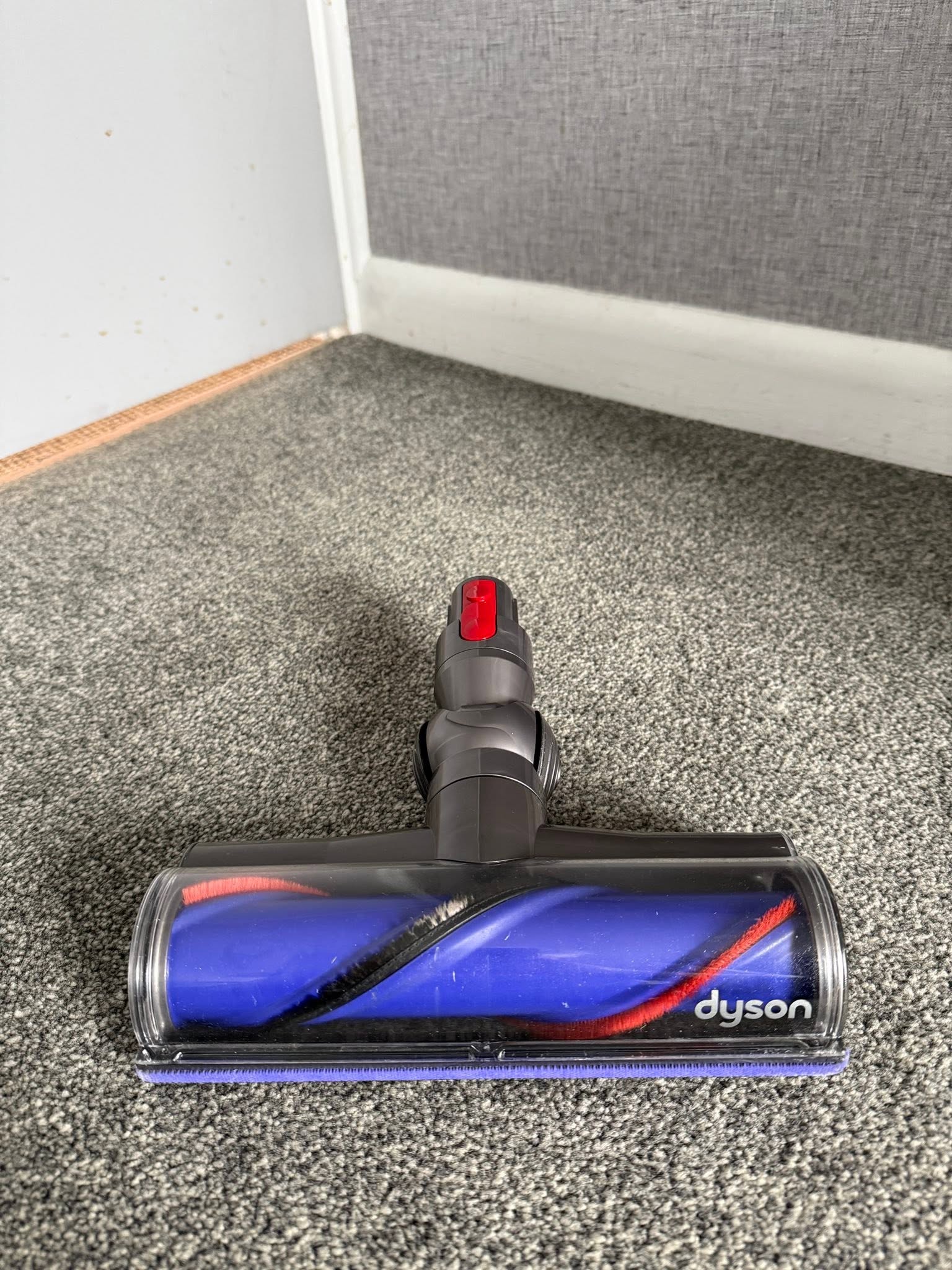 Dyson V8 Total Clean - Nickel & Black + Extra Tools thumbnail 8