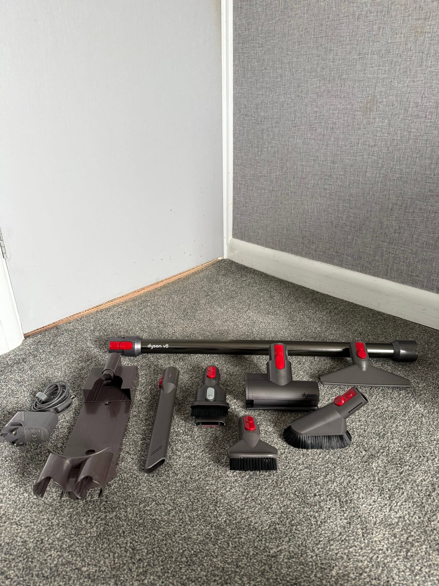 Dyson V8 Total Clean - Nickel & Black + Extra Tools thumbnail 10