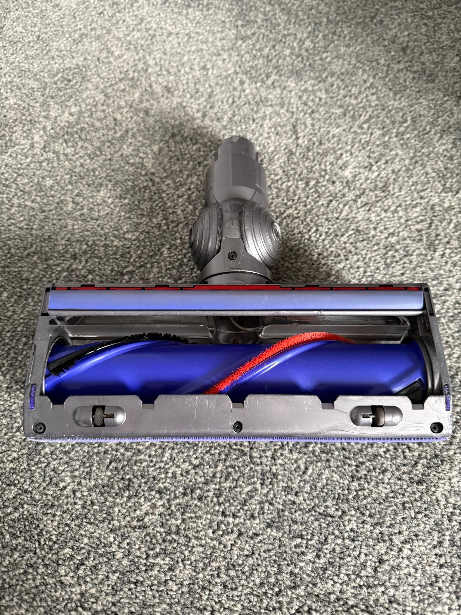 Dyson V8 Total Clean - Nickel & Black + Extra Tools thumbnail 9