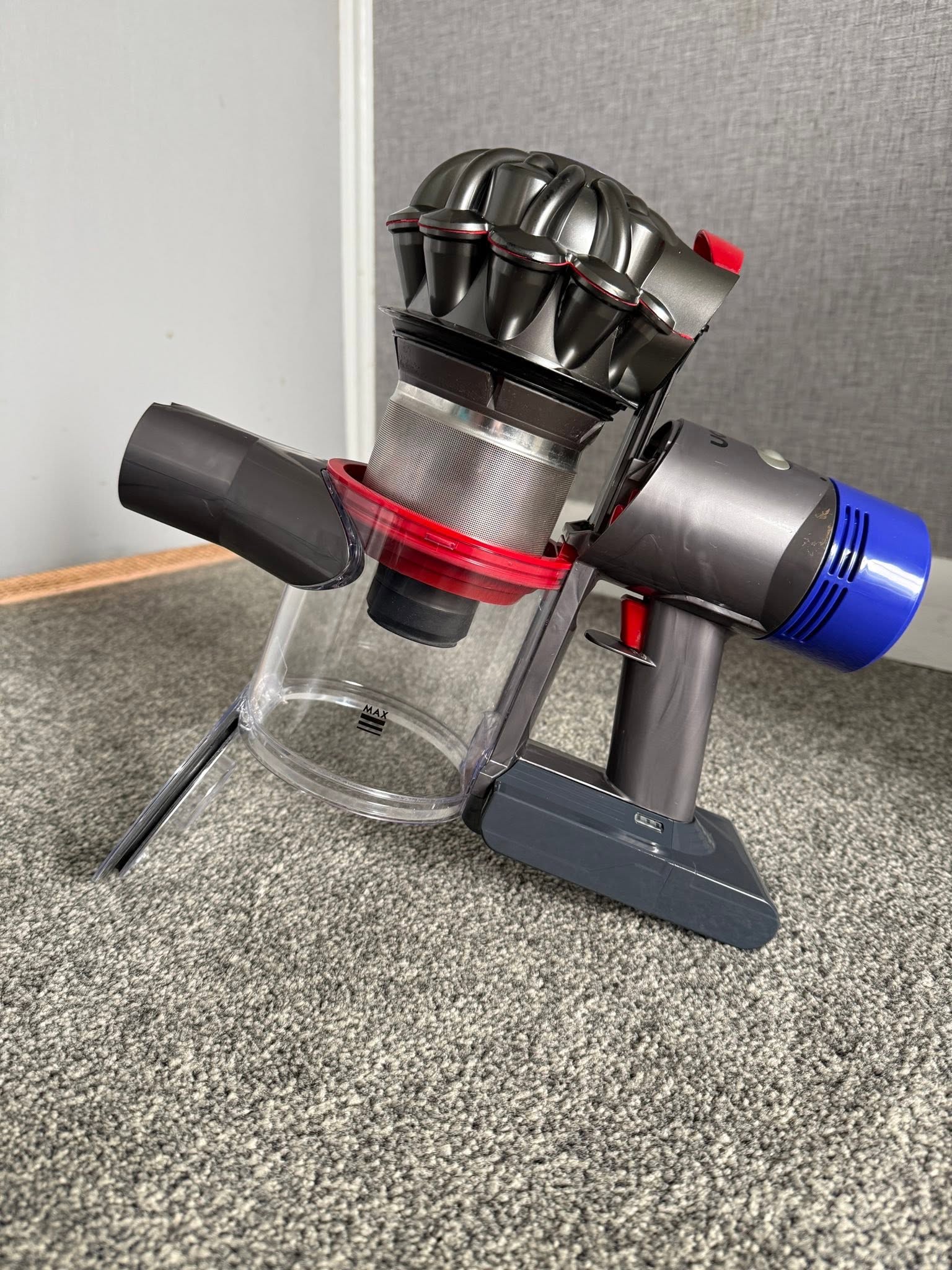 Dyson V8 Total Clean - Nickel & Black + Extra Tools thumbnail 6